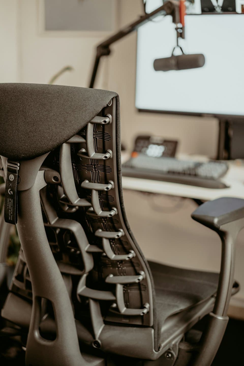 Profesyonel bir ev ofis alanında ergonomik ofis koltuğu.